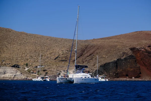 Catamarãs Carregados Com Turistas Famosa Praia Vermelha Santorini Grécia Agosto — Fotografia de Stock