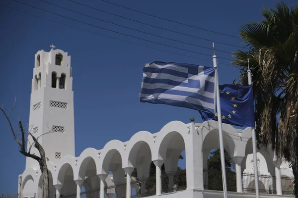 Gelombang Bendera Yunani Dan Eropa Kota Fira Pulau Santorini Pada — Stok Foto