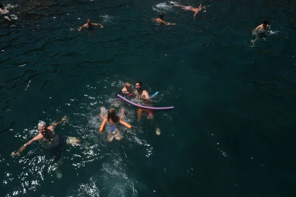 2020年8月16日にギリシャのサントリーニ島で温泉の湯を楽しむ — ストック写真