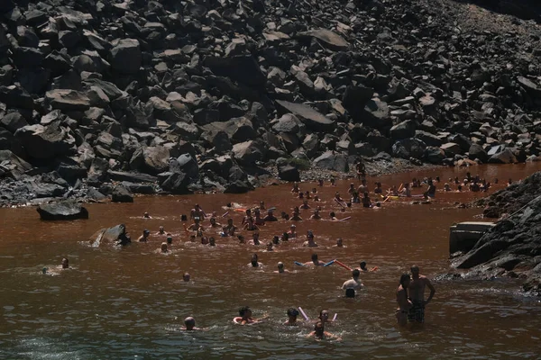 Människor Njuter Vattnet Från Den Varma Källan Santorini Grekland Den — Stockfoto
