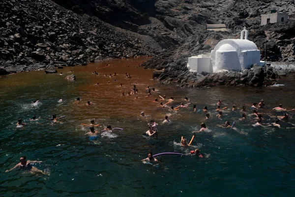 Pessoas Desfrutam Água Hot Spring Ilha Santorini Grécia Agosto 2020 — Fotografia de Stock