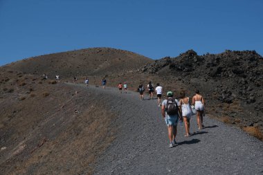 Yunanistan 'daki Nea Kameni Volkanik Parkı' nda 16 Ağustos 2020 'de insanlar yürüyor