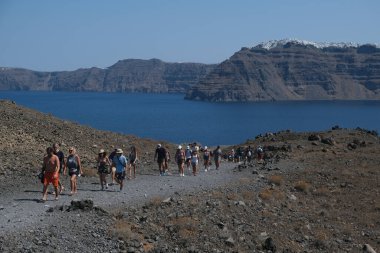 Yunanistan 'daki Nea Kameni Volkanik Parkı' nda 16 Ağustos 2020 'de insanlar yürüyor