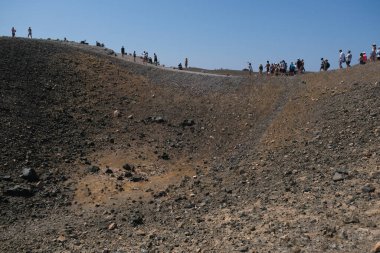 Yunanistan 'daki Nea Kameni Volkanik Parkı' nda 16 Ağustos 2020 'de insanlar yürüyor