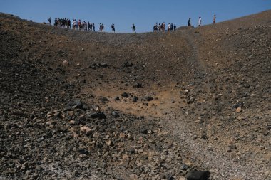 Yunanistan 'daki Nea Kameni Volkanik Parkı' nda 16 Ağustos 2020 'de insanlar yürüyor