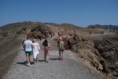 Yunanistan 'daki Nea Kameni Volkanik Parkı' nda 16 Ağustos 2020 'de insanlar yürüyor