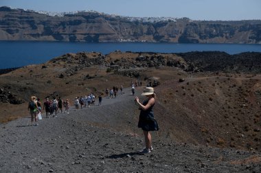 Yunanistan 'daki Nea Kameni Volkanik Parkı' nda 16 Ağustos 2020 'de insanlar yürüyor