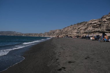 17 Ağustos 2020 'de Yunanistan' ın Santorini adasındaki Vlichahda plajında insanlar güneşin ve denizin keyfini çıkarıyorlar.