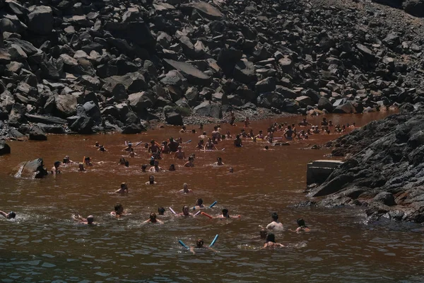 Människor Njuter Vattnet Från Den Varma Källan Santorini Grekland Den — Stockfoto