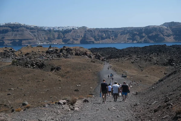 Ludzie Spacerują Nea Kameni Volcanic Park Grecji Sierpnia 2020 — Zdjęcie stockowe