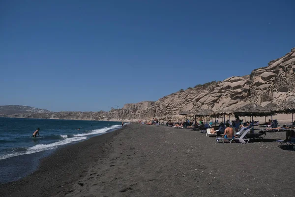Lidé Užívají Slunce Moře Pláži Vlichahda Ostrově Santorini Řecku Srpna — Stock fotografie