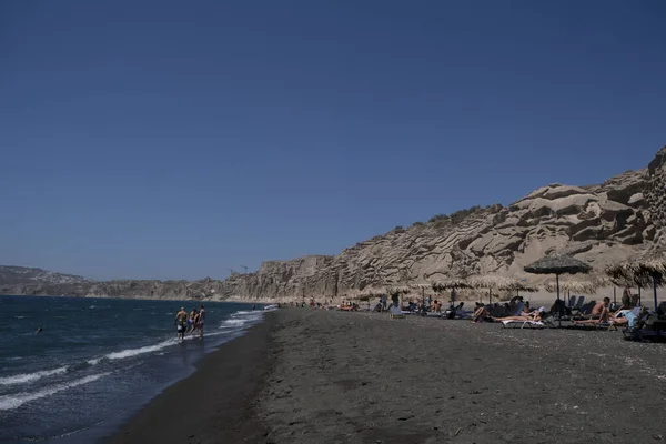 Lidé Užívají Slunce Moře Pláži Vlichahda Ostrově Santorini Řecku Srpna — Stock fotografie