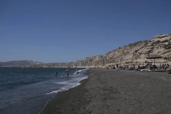 Lidé Užívají Slunce Moře Pláži Vlichahda Ostrově Santorini Řecku Srpna — Stock fotografie