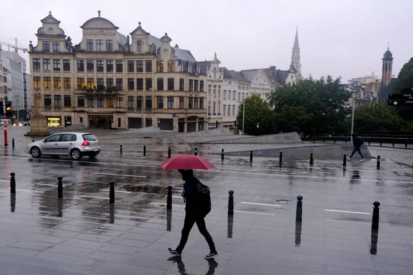 Ludzie Bronią Się Parasolami Podczas Obfitych Opadów Deszczu Brukseli Belgia — Zdjęcie stockowe