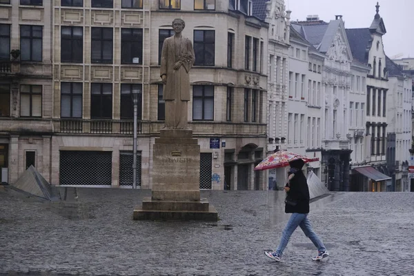 Ludzie Bronią Się Parasolami Podczas Obfitych Opadów Deszczu Brukseli Belgia — Zdjęcie stockowe
