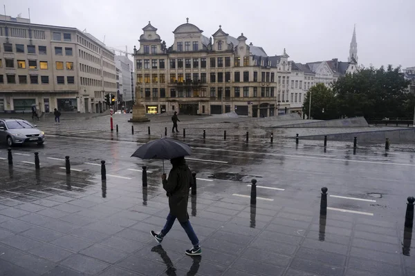 Pessoas Protegem Com Guarda Chuvas Durante Chuvas Fortes Bruxelas Bélgica — Fotografia de Stock