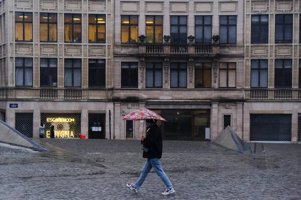 Emberek Esernyőkkel Védik Meg Magukat Nagy Esőzések Idején Brüsszelben Belgiumban — Stock Fotó