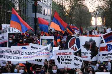 Brüksel, Belçika. 7 Ekim 2020. Ermeni diasporasının binlerce üyesi, Dağlık Karabağ bölgesi üzerindeki silahlı çatışmaya karşı düzenlenen gösteriye katıldı..