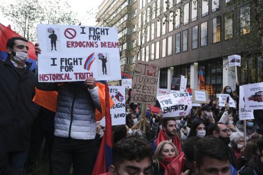 Brüksel, Belçika. 7 Ekim 2020. Ermeni diasporasının binlerce üyesi, Dağlık Karabağ bölgesi üzerindeki silahlı çatışmaya karşı düzenlenen gösteriye katıldı..
