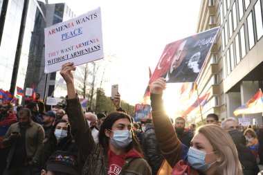 Brüksel, Belçika. 7 Ekim 2020. Ermeni diasporasının binlerce üyesi, Dağlık Karabağ bölgesi üzerindeki silahlı çatışmaya karşı düzenlenen gösteriye katıldı..