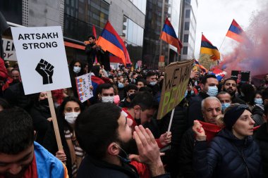 Brüksel, Belçika. 7 Ekim 2020. Ermeni diasporasının binlerce üyesi, Dağlık Karabağ bölgesi üzerindeki silahlı çatışmaya karşı düzenlenen gösteriye katıldı..