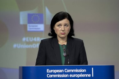 Avrupa Şeffaflık ve Değerlerden Sorumlu Komisyon Üyesi Vera Jourova 7 Ekim 2020 'de Brüksel' de AB Ulusal Roman Entegrasyon Stratejileri Çerçevesini sundu..