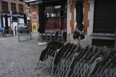 Brüksel, Belçika. 8 Ekim 20.Bir kafe, yetkililerin ülkedeki koronavirüs hastalığının (COVID-19) artması sonrasında Brüksel 'deki tüm kafe ve barları bir ay süreyle kapatma kararı sonrasında kapatıldıktan sonra görülüyor.