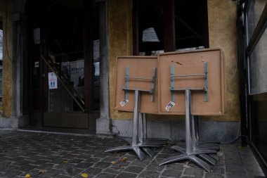 Brüksel, Belçika. 8 Ekim 20.Bir kafe, yetkililerin ülkedeki koronavirüs hastalığının (COVID-19) artması sonrasında Brüksel 'deki tüm kafe ve barları bir ay süreyle kapatma kararı sonrasında kapatıldıktan sonra görülüyor.