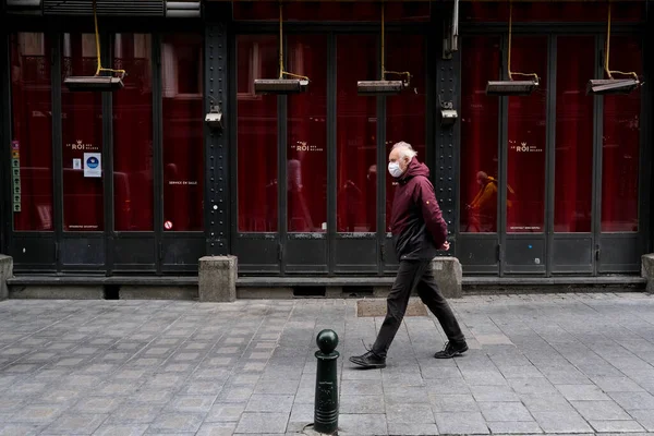 Брюссель Бельгия Октября 2020 Пешеход Маске Лица Проходит Мимо Закрытого — стоковое фото