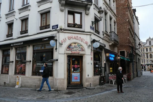 브뤼셀 벨기에 2020 보행자가 마스크를 착용하고 문닫은 카페테리아를 지나고 나라에서 — 스톡 사진