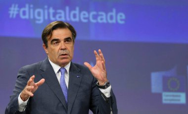 AB Komiseri Margaritis Schinas 30 Eylül 2020 'de Belçika' nın Brüksel kentindeki Avrupa araştırma alanı olan dijital eğitim eylem planı hakkında basın toplantısı düzenledi..