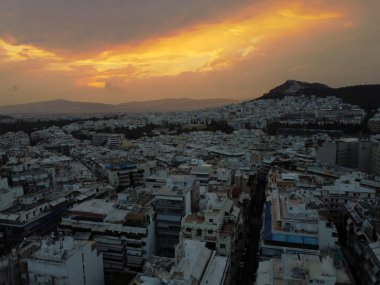 Atina, Yunanistan, 7 Ağustos 2020 'de gün batımında Atina ufuk çizgisini bulutlar kaplıyor