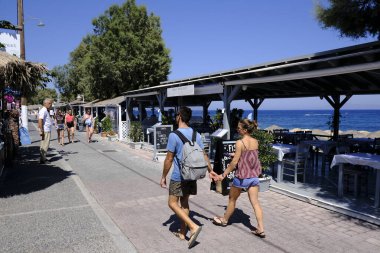 Yunanistan 'ın Santorini adasındaki Coronavirus salgınının (COVID-19) ardından 12 Ağustos 2020 tarihinde Kamari köyündeki boş bir restoran.