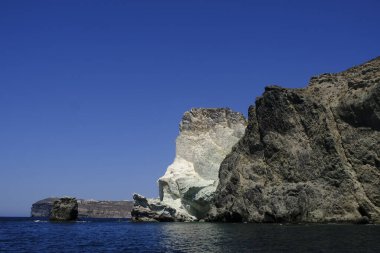 Yunanistan 'ın Santorini kentindeki kayalık kıyı şeridi manzarası