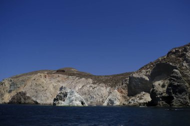 Yunanistan 'ın Santorini kentindeki kayalık kıyı şeridi manzarası