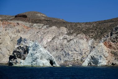 Yunanistan 'ın Santorini kentindeki kayalık kıyı şeridi manzarası