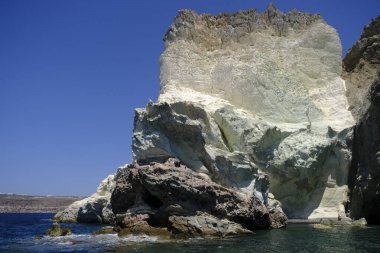Yunanistan 'ın Santorini kentindeki kayalık kıyı şeridi manzarası