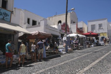 15 Ağustos 2020 'de Yunanistan' ın Santorini adasındaki Fira ilçesinde turistler yürüyor