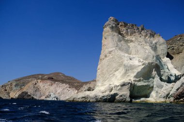 Yunanistan 'ın Santorini kentindeki kayalık kıyı şeridi manzarası