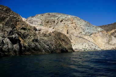 Yunanistan 'ın Santorini kentindeki kayalık kıyı şeridi manzarası