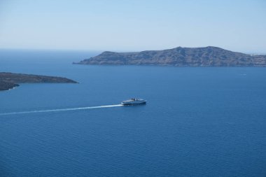 15 Ağustos 2020 'de Yunanistan' ın Santorini adasına giden bir yolcu gemisi.