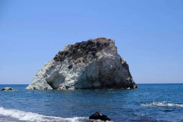 ギリシャのサントリーニ島の岩の海岸線の眺め — ストック写真