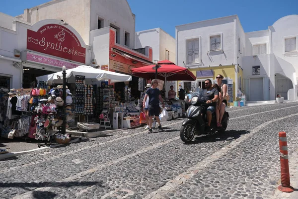 2020年8月15日 游客在希腊圣托里尼岛Fira区散步 — 图库照片