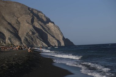 16 Ağustos 2020 'de Yunanistan' ın Santorini adasında siyah kumlu Perissa sahili