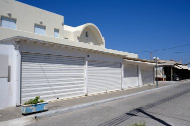 Yunanistan 'ın Santorini adasında 12 Ağustos 2020' de kapalı perakende mağazaları ve boş sokaklar