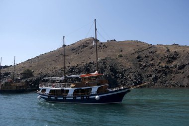 16 Ağustos 2020 'de Yunanistan' ın Nea Kameni adasında yelkenli gemi