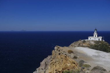 18 Ağustos 2020 'de Yunanistan' ın Santorini adasındaki bir 19. yüzyıl deniz feneri olan Akrotiri Deniz Feneri 'nin dış görünüşü