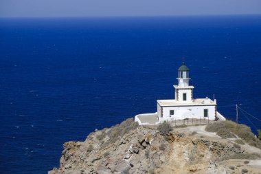18 Ağustos 2020 'de Yunanistan' ın Santorini adasındaki bir 19. yüzyıl deniz feneri olan Akrotiri Deniz Feneri 'nin dış görünüşü