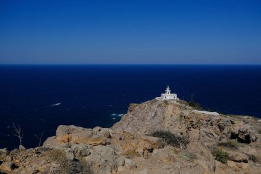 18 Ağustos 2020 'de Yunanistan' ın Santorini adasındaki bir 19. yüzyıl deniz feneri olan Akrotiri Deniz Feneri 'nin dış görünüşü