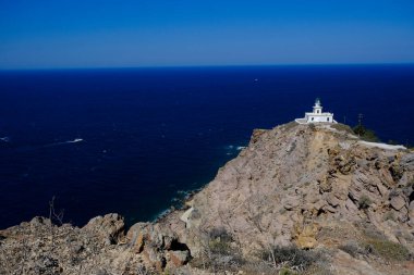 18 Ağustos 2020 'de Yunanistan' ın Santorini adasındaki bir 19. yüzyıl deniz feneri olan Akrotiri Deniz Feneri 'nin dış görünüşü